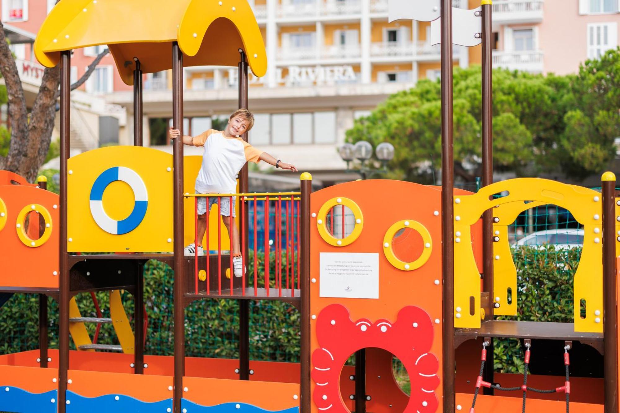 Hotel Slovenija - Terme & Wellness Lifeclass Порторож Екстериор снимка A child playing on a playground